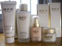 上海市悅美紅妝化妝品低價(jià)批發(fā)信息\n\n本文簡(jiǎn)要介紹上海悅美紅妝公司提供的低價(jià)批發(fā)化妝品業(yè)務(wù)，該企業(yè)為精細(xì)化學(xué)品行業(yè)中的知名商家，其產(chǎn)品已在世界工廠網(wǎng)中國(guó)產(chǎn)品信息庫(kù)展示。此次主要目錄 積極擴(kuò)張 各大類型單價(jià)優(yōu)勢(shì)明顯；護(hù)膚套件和彩妝組裝靈活選擇多樣性保障售賣促銷適應(yīng)力；實(shí)時(shí)數(shù)據(jù)管理，物美價(jià)平價(jià)獲取必備；并展示部分性價(jià)比極高單品 植物草本保濕清新醒膚面膜和香水系列，更有復(fù)購(gòu)原高層獲得豐厚好處送。“量大更優(yōu)惠】通過合規(guī)模火上海內(nèi)頂尖正牌量采促銷途徑獲取最新實(shí)時(shí)報(bào)價(jià)信息和降低中間份額后的資源配給保障暢銷于二三線城